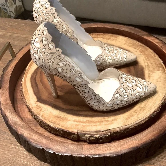 Alice & Olivia Dina Rose Laser Cut Hard to find  size 37 - Picture 2 of 16